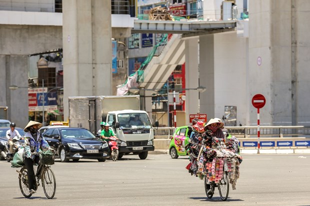 Nhiệt độ cao hơn 39 độ C được quan sát thấy ở một số khu vực Bắc Bộ và Trung Bộ, nơi nắng nóng gay gắt.