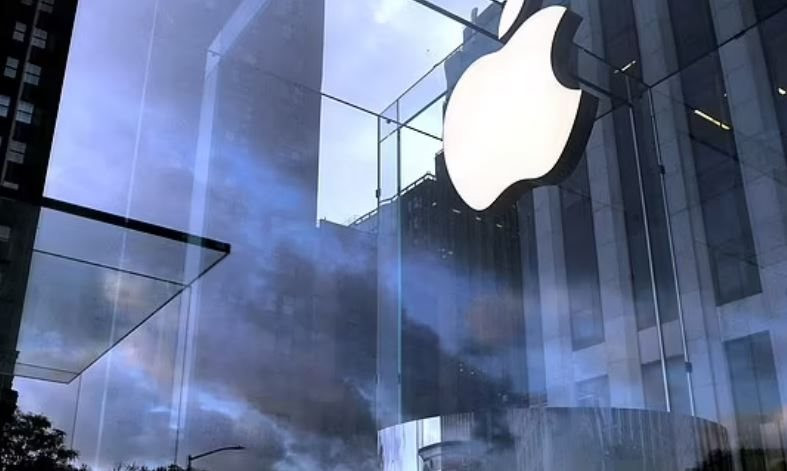 Vốn hóa Apple lần đầu tiên đạt 3.050 tỉ USD, vượt qua Alphabet và Amazon và gần bằng GDP Vương quốc Anh.