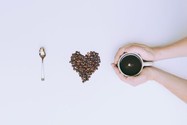 Uống cà phê ngoài quán, chuyện gì xảy ra? Uống cà phê ngoài quán, chuyện gì xảy ra?