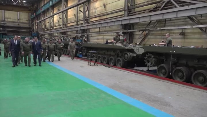 Tại sao nhà máy sản xuất xe tăng Omsk lại không sản xuất T-90?