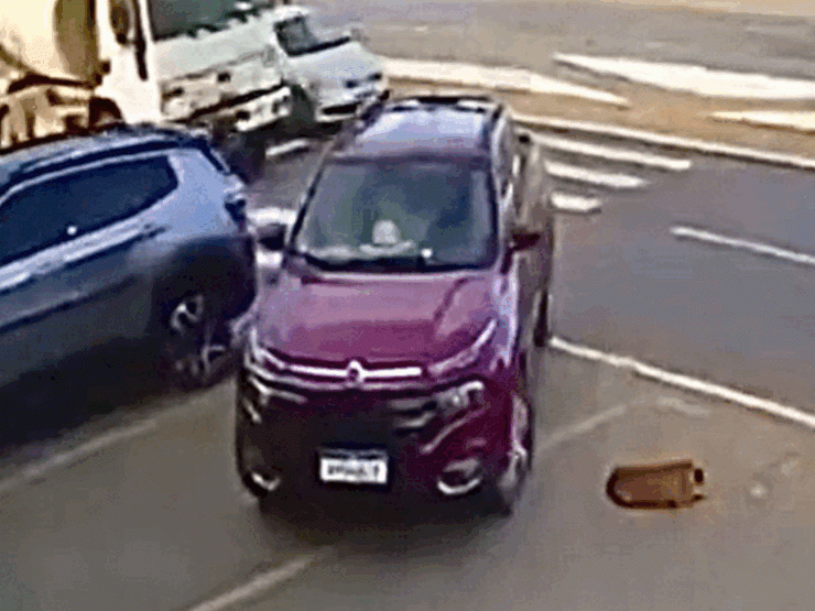 Video: Lùi không quan sát, xe con bị xe bồn đâm nát đuôi