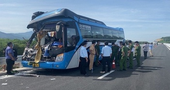 Xe khách chở đoàn từ thiện đâm đuôi xe tải trên cao tốc Nha Trang- Cam Lâm làm 2 người chết Xe khách chở đoàn từ thiện đâm đuôi xe tải trên cao tốc Nha Trang- Cam Lâm làm 2 người chết
