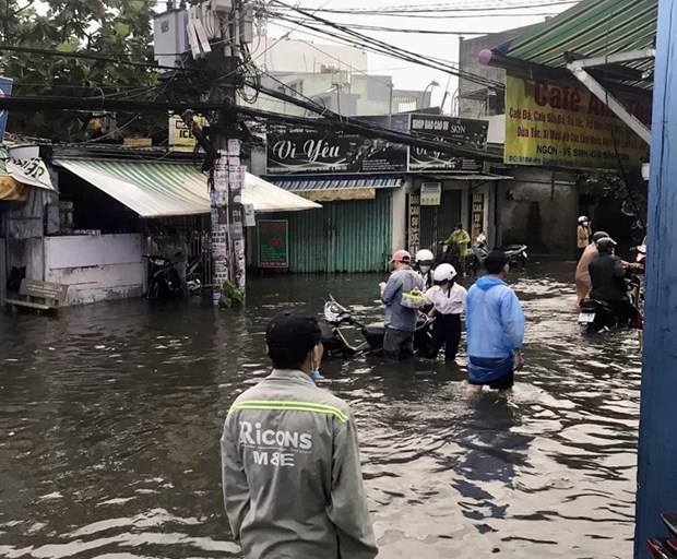 Nhiều tuyến đường ở TP Hồ Chí Minh ngập sâu như sông do mưa lớn.
