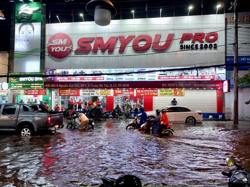 TP HCM: Ngập nặng, giao thông hỗn loạn sau cơn mưa kéo dài