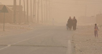 Hàng trăm người phải nhập viện do bão cát ở Iran Hàng trăm người phải nhập viện do bão cát ở Iran