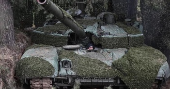 Xe tăng Nga 'tàng hình' ở Ukraine được "tàng hình" ở Ukraine nhờ lớp ngụy trang đặc biệt.