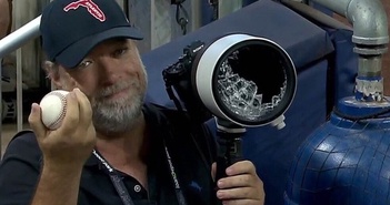 Bộ lens máy ảnh bị phá vỡ bởi quả bóng trị giá 12.000 USD