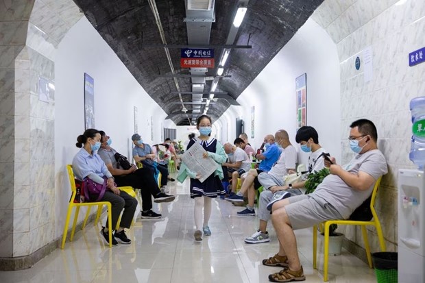 Hầm trú ẩn cho người dân tránh nóng được mở ở nhiều thành phố của Trung Quốc.