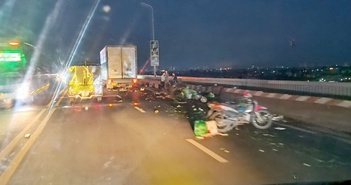 Cố tình đi lên tầng 2 cầu Thăng Long, xe máy va chạm với ô tô Cố tình đi lên tầng 2 cầu Thăng Long, xe máy va chạm với ô tô