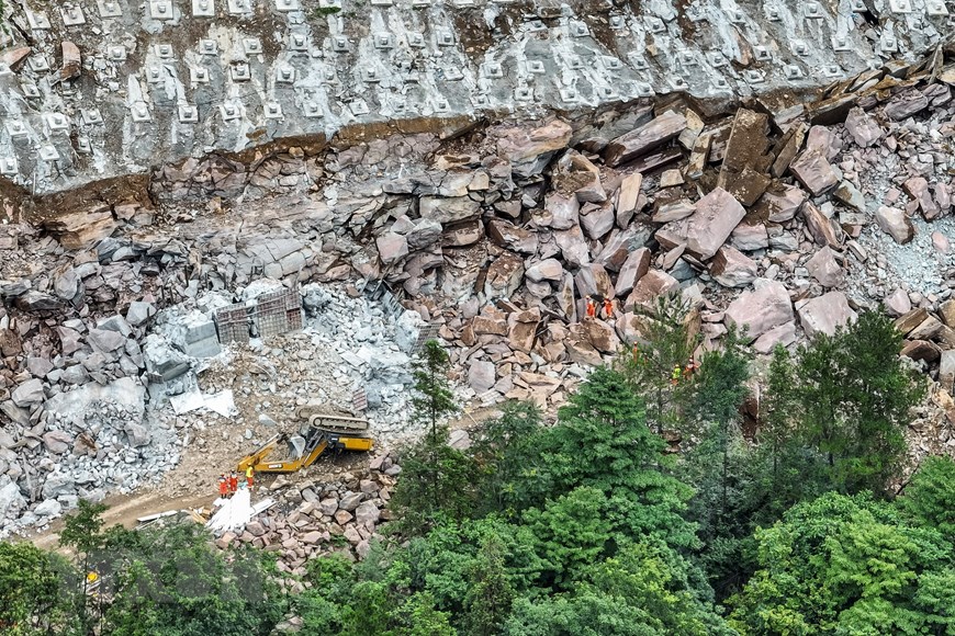 [Photo] Trung Quốc: Sạt lở kinh hoàng tại tuyến đường đang xây dựng