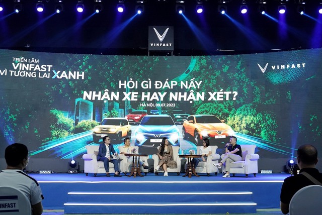 "Đi xe điện VinFast thích thú nhàn nhã hơn nhiều so với xe xăng"