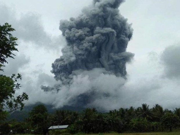 Núi lửa Indonesia phun trào, bắn tro nóng xa tới 2 km.