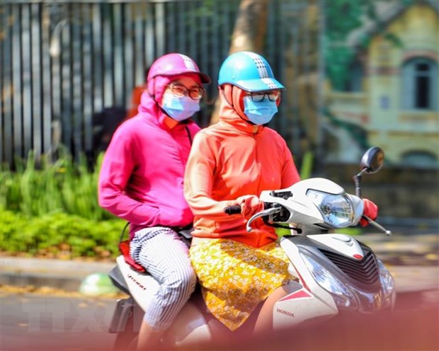 Nắng nóng tiếp tục gay gắt từ Bắc Bộ đến Phú Yên