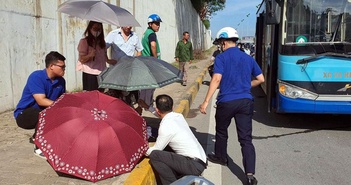 Hà Nội: Một người phụ nữ bị thương nặng sau khi va chạm với xe buýt. Hà Nội: Một người phụ nữ bị thương nặng sau khi va chạm với xe buýt.