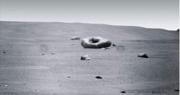 Chuyên gia: 2 giả thuyết về nguồn gốc của nó; tàu thăm dò NASA lại phát hiện vật thể hình thù kỳ lạ trên sao Hỏa.