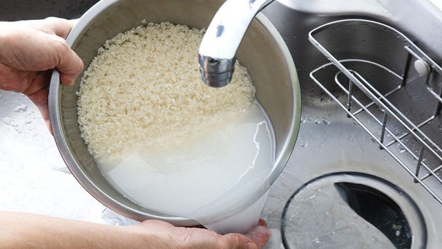 Bạn nên hay không nên vo gạo trước khi nấu? Nghiên cứu tìm thấy hạt vi nhựa trong gạo.