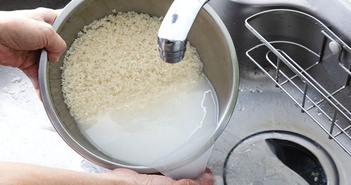 Bạn nên hay không nên vo gạo trước khi nấu? Nghiên cứu tìm thấy hạt vi nhựa trong gạo.
