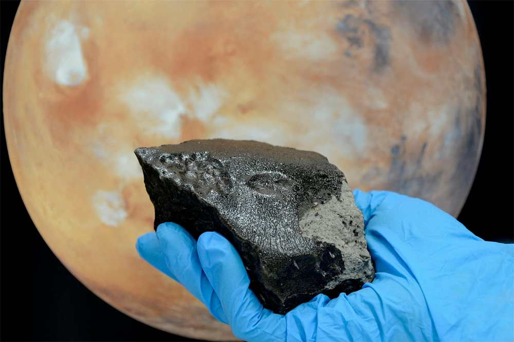 Vì sao 277 mảnh đá xuất xứ từ bề mặt Sao Hỏa được tìm thấy trên Trái đất cách xa tới 225 triệu km?