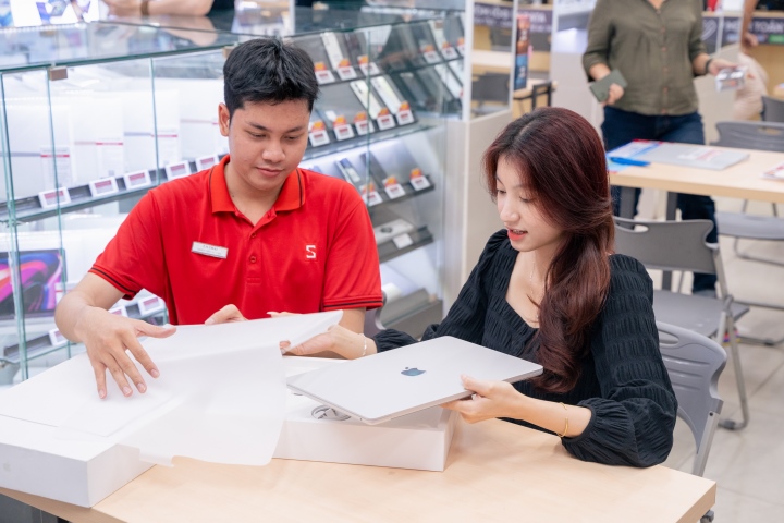 Tại Việt Nam, giá của một chiếc MacBook Air 15 inch được bán chính hãng tại Việt Nam dao động từ 32 triệu USD đến hơn 5,8 triệu USD.