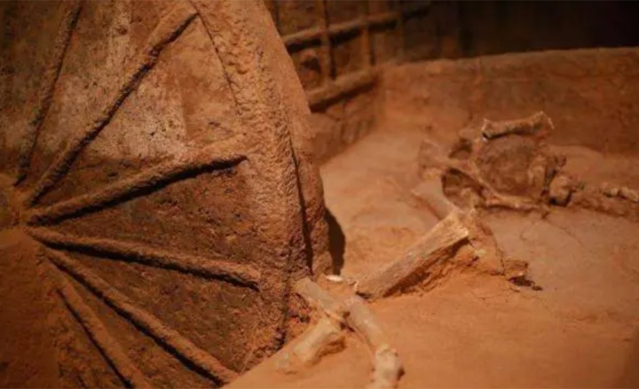 Gói mỳ sản xuất năm 1994 được phát hiện trong một ngôi mộ cổ hơn 2.000 năm và tiết lộ manh mối vụ trộm