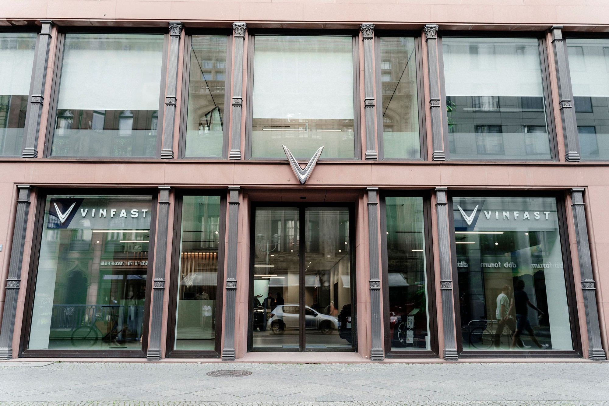 Vinfast khai trương cửa hàng Berlin, mở rộng mạng lưới tại Châu Âu - Ảnh 1. Vinfast khai trương cửa hàng Berlin, mở rộng mạng lưới tại Châu Âu - Ảnh 1.