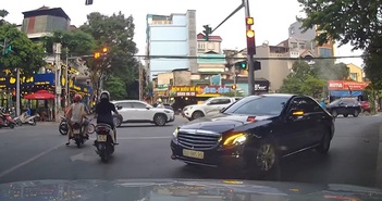 'Bó tay' xe sang Mercedes chạy ẩu, ôm cua ngược chiều trên phố 'Bó tay' xe sang Mercedes chạy ẩu, ôm cua ngược chiều trên phố