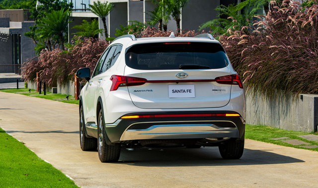 Hyundai Santa Fe tại Việt Nam có thêm bản hybrid, giá từ 1,45 tỉ đồng - Ảnh 2. Hyundai Santa Fe tại Việt Nam có thêm bản hybrid, giá từ 1,45 tỉ đồng - Ảnh 2.