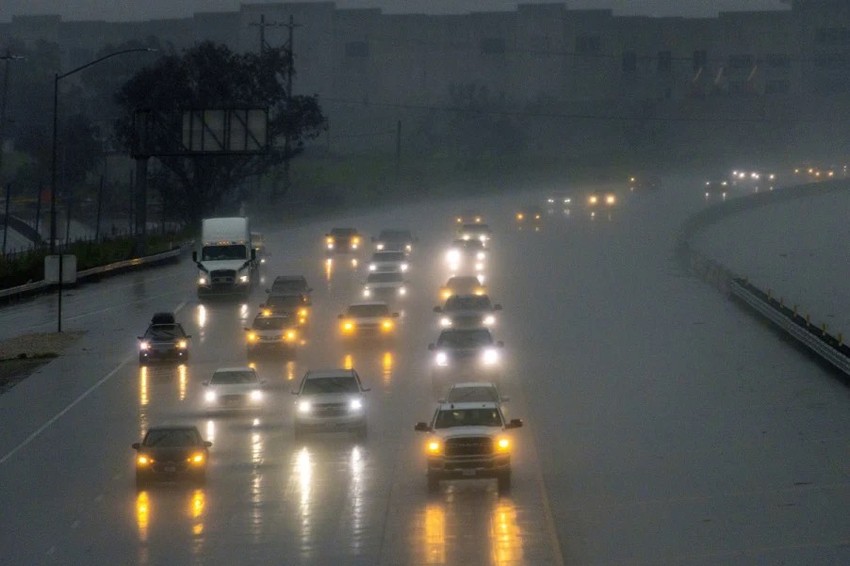 3 nguy hiểm tiềm ẩn khi lái xe dưới trời mưa lớn