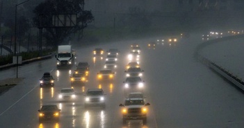 3 nguy hiểm tiềm ẩn khi lái xe dưới trời mưa lớn