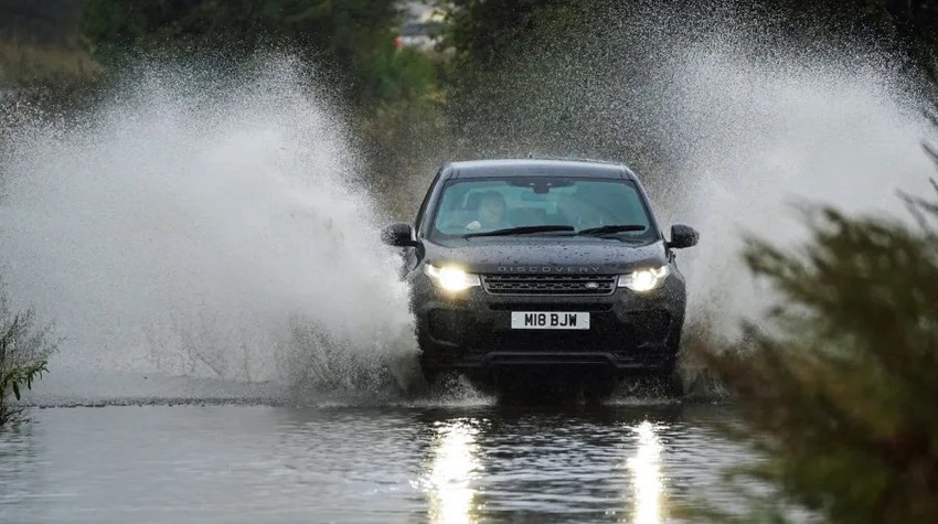 3 nguy hiểm tiềm ẩn khi lái xe dưới trời mưa lớn ảnh 3
