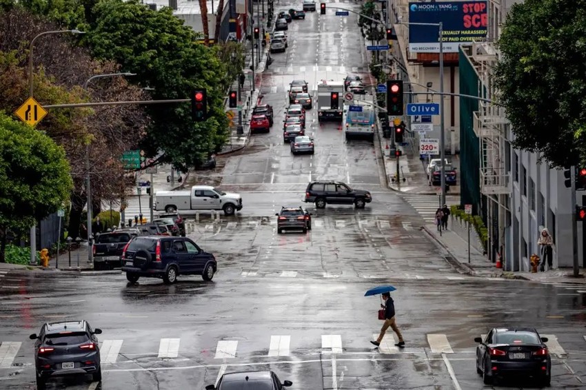 3 nguy hiểm tiềm ẩn khi lái xe dưới trời mưa lớn ảnh 2