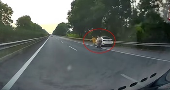 Kinh hoàng người phụ nữ dắt 3 trẻ em băng qua cao tốc, suýt gây tai nạn