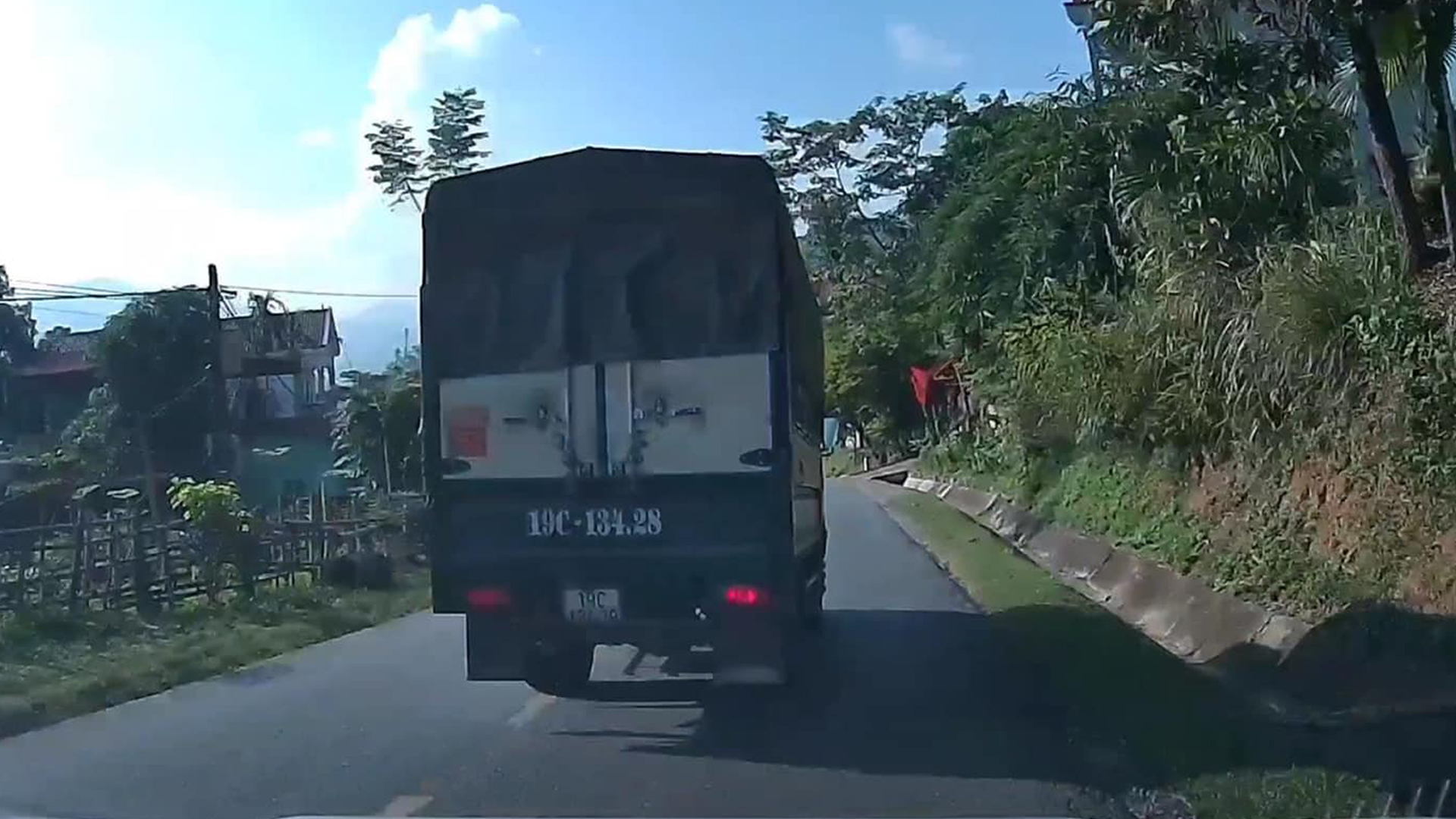 Phẫn nộ xe tải tạt đầu ‘dằn mặt’, va quệt với ô tô con… rồi bỏ chạy - Ảnh 2. Phẫn nộ xe tải tạt đầu ‘dằn mặt’, va quệt với ô tô con… rồi bỏ chạy - Ảnh 2.