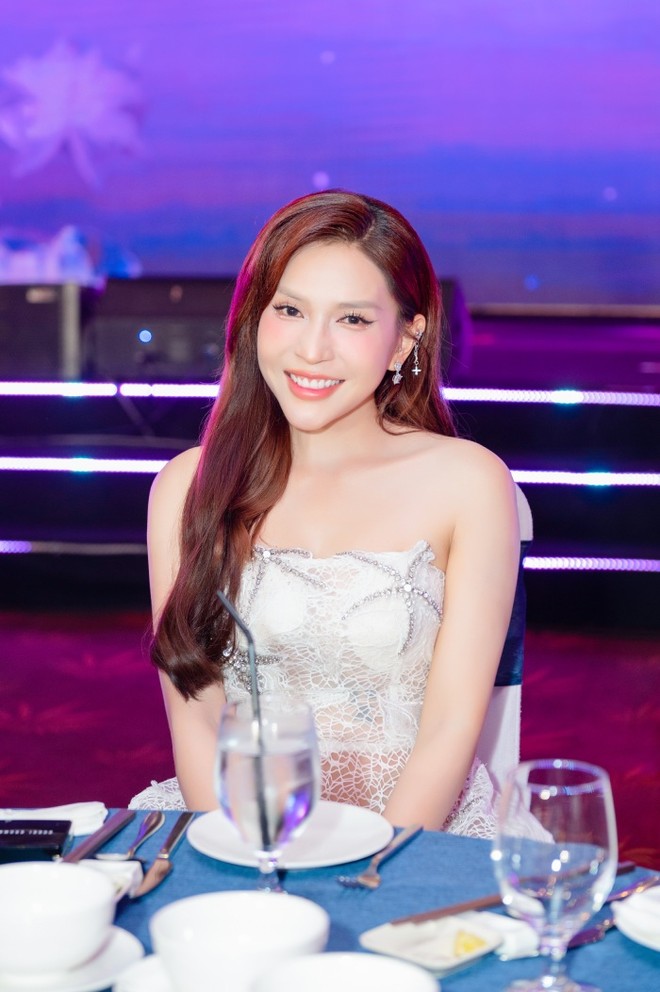 Angela Phương Trinh cùng dàn sao Việt rạng rỡ mừng Lâm Khánh Chi 