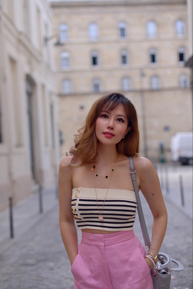 Nữ nhà văn Amanda Huỳnh “thắp sáng” đường phố Paris với phong cách hiện đại