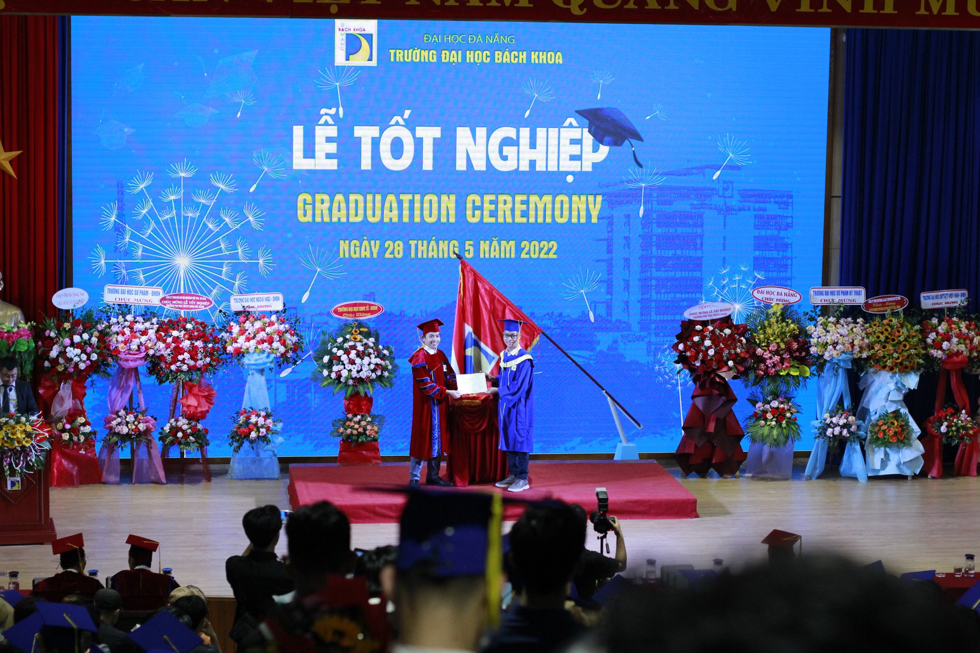 Câu chuyện xúc động phía sau video triệu view chàng trai mặc áo cử nhân cho mẹ trong ngày tốt nghiệp đại học