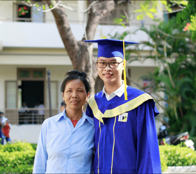 Câu chuyện xúc động phía sau video triệu view chàng trai mặc áo cử nhân cho mẹ trong ngày tốt nghiệp đại học - Ảnh 3. Câu chuyện xúc động phía sau video triệu view chàng trai mặc áo cử nhân cho mẹ trong ngày tốt nghiệp đại học - Ảnh 3.