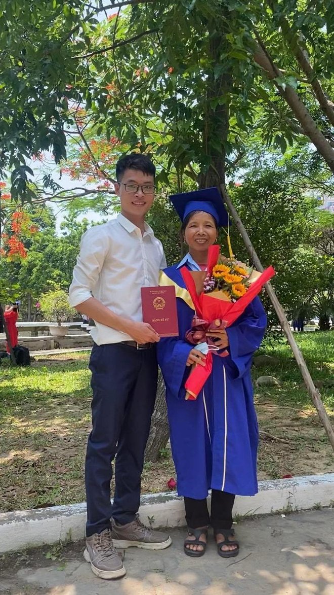 Câu chuyện xúc động phía sau video triệu view chàng trai mặc áo cử nhân cho mẹ trong ngày tốt nghiệp đại học - Ảnh 5. Câu chuyện xúc động phía sau video triệu view chàng trai mặc áo cử nhân cho mẹ trong ngày tốt nghiệp đại học - Ảnh 5.
