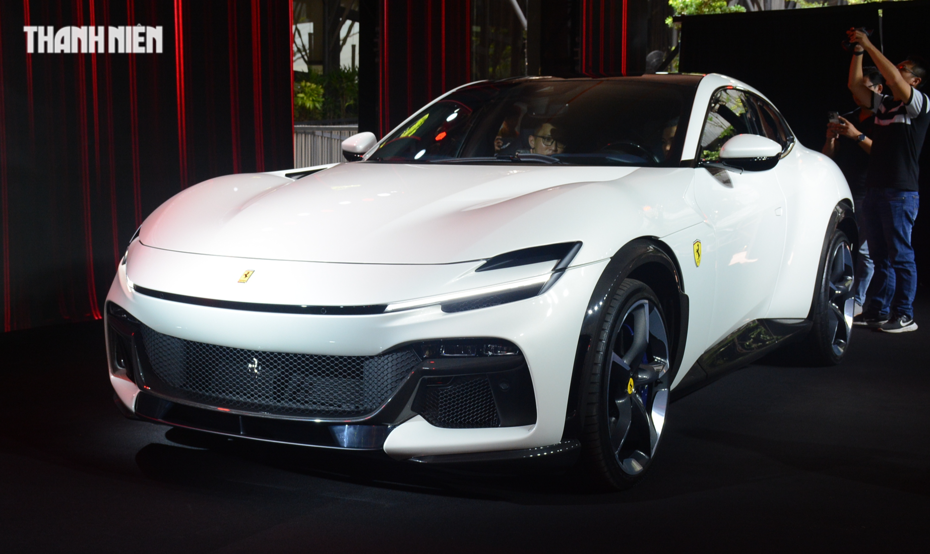 Siêu xe Ferrari gầm cao đầu tiên về Việt Nam, giá gần 40 tỉ đồng - Ảnh 2.