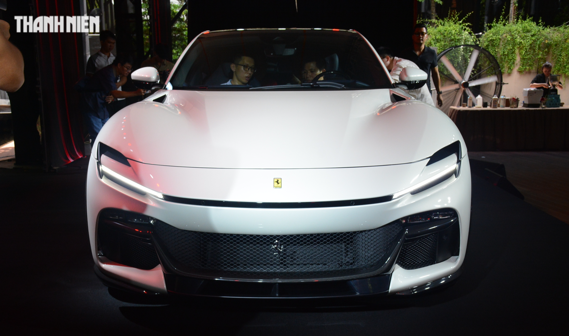 Siêu xe Ferrari gầm cao đầu tiên về Việt Nam, giá gần 40 tỉ đồng - Ảnh 5.
