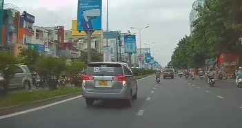 Xe Toyota Innova bật đèn cảnh báo nguy hiểm 'vô tội vạ', thản nhiên đi… dạo phố Xe Toyota Innova bật đèn cảnh báo nguy hiểm 'vô tội vạ', thản nhiên đi… dạo phố
