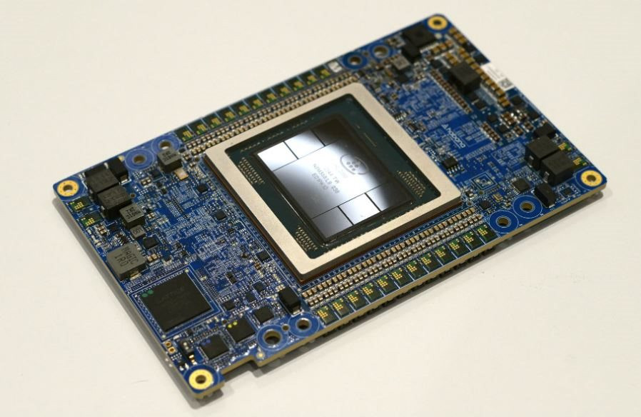 Intel, Nvidia đẩy mạnh bán chip đào tạo hệ thống AI ở Trung Quốc khi Mỹ hạn chế xuất khẩu
