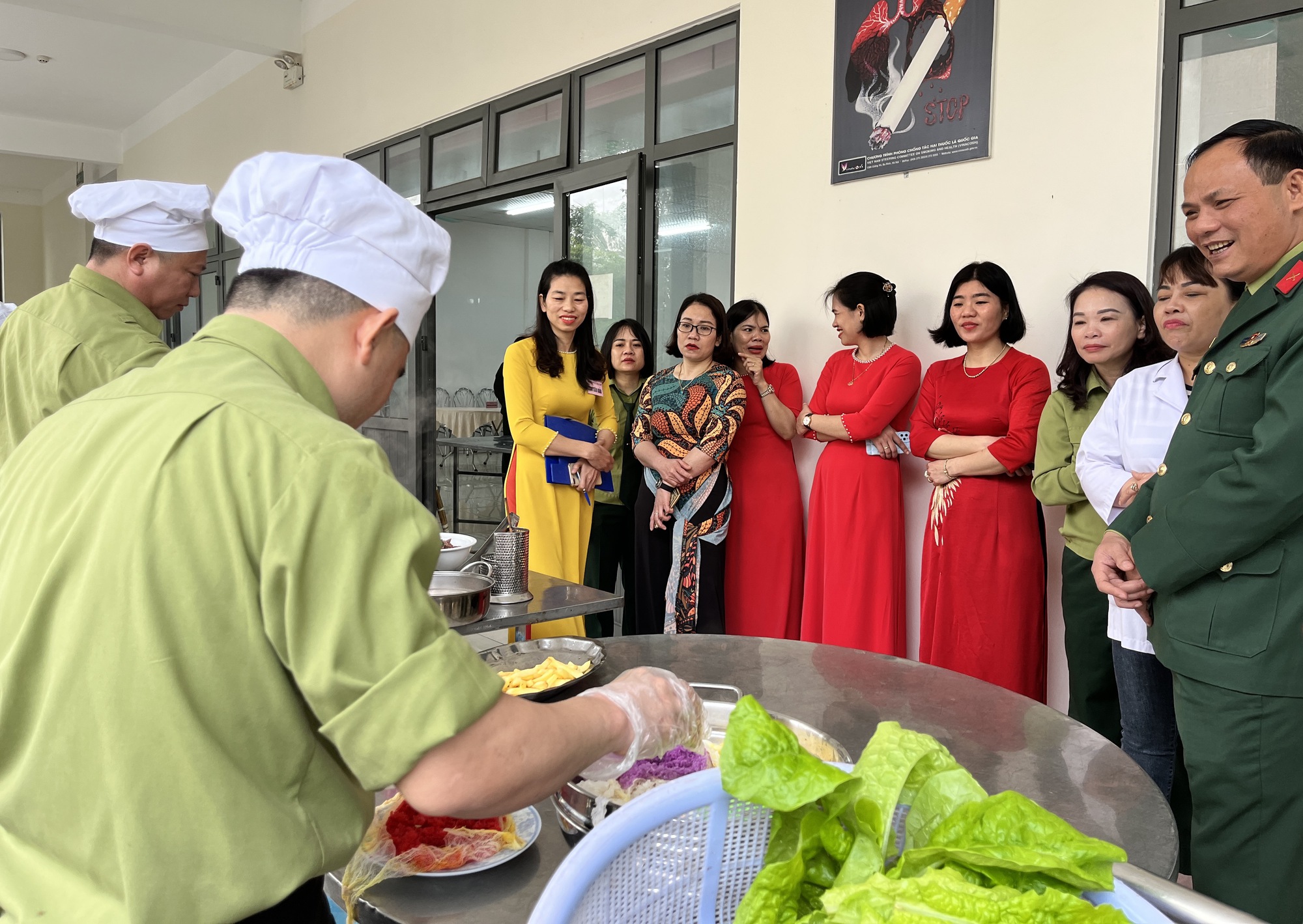 Độc đáo cuộc thi "bữa cơm quý ông", cánh mày râu vào bếp còn chị em đứng làm giám khảo - Ảnh 2. Độc đáo cuộc thi "bữa cơm quý ông", cánh mày râu vào bếp còn chị em đứng làm giám khảo - Ảnh 2.