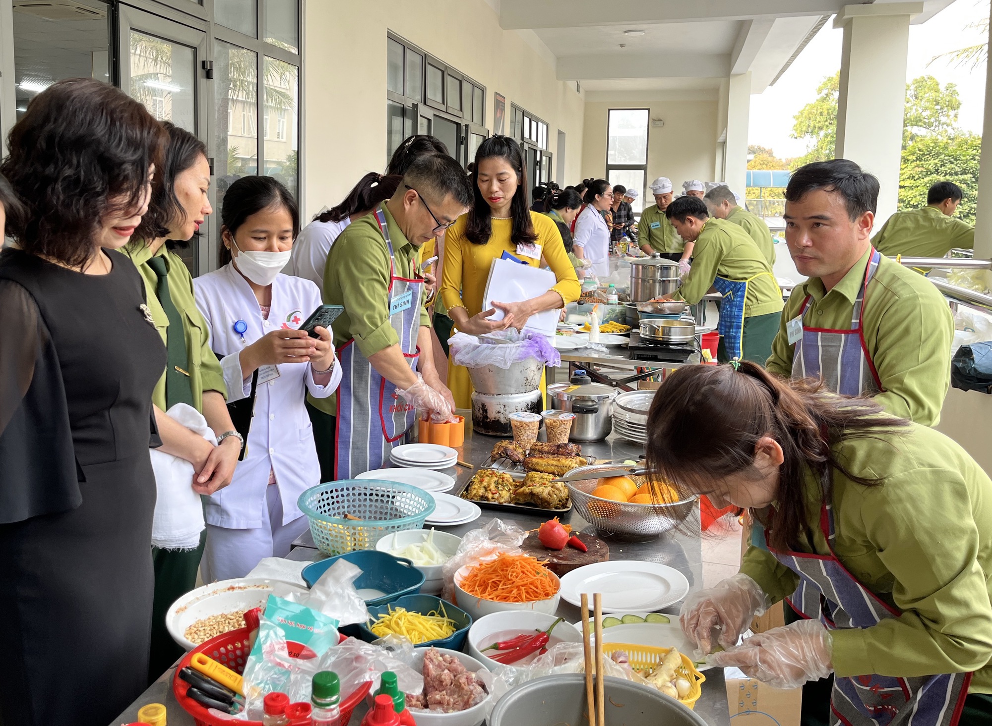 Độc đáo cuộc thi "bữa cơm quý ông", cánh mày râu vào bếp còn chị em đứng làm giám khảo - Ảnh 1. Độc đáo cuộc thi "bữa cơm quý ông", cánh mày râu vào bếp còn chị em đứng làm giám khảo - Ảnh 1.