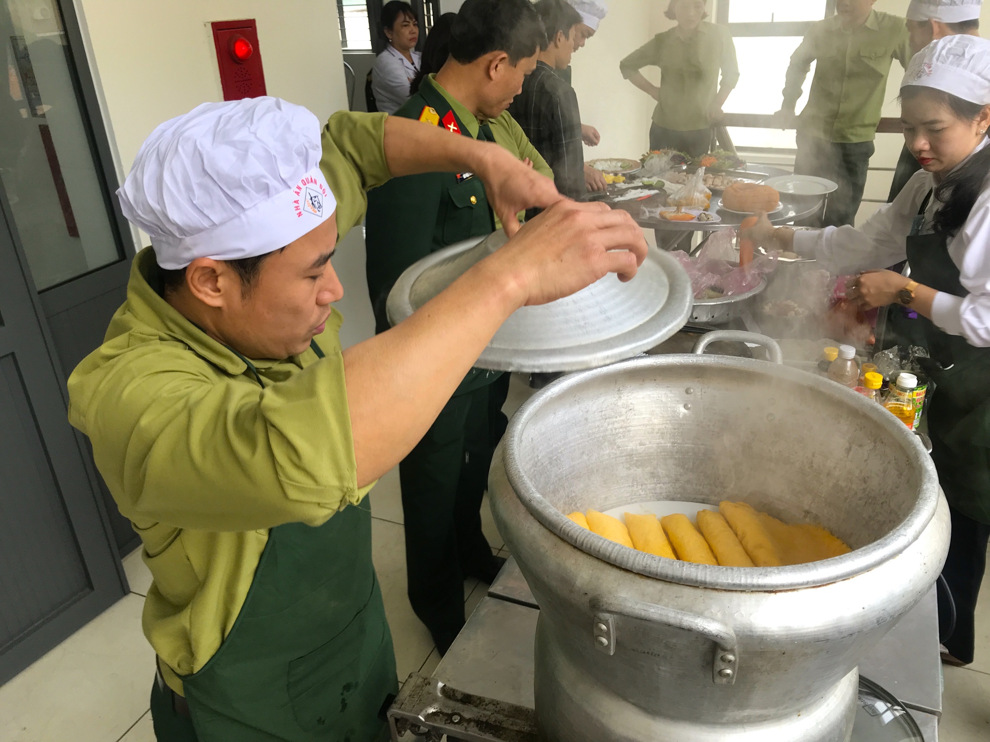 Độc đáo cuộc thi "bữa cơm quý ông", cánh mày râu vào bếp còn chị em đứng làm giám khảo - Ảnh 3. Độc đáo cuộc thi "bữa cơm quý ông", cánh mày râu vào bếp còn chị em đứng làm giám khảo - Ảnh 3.
