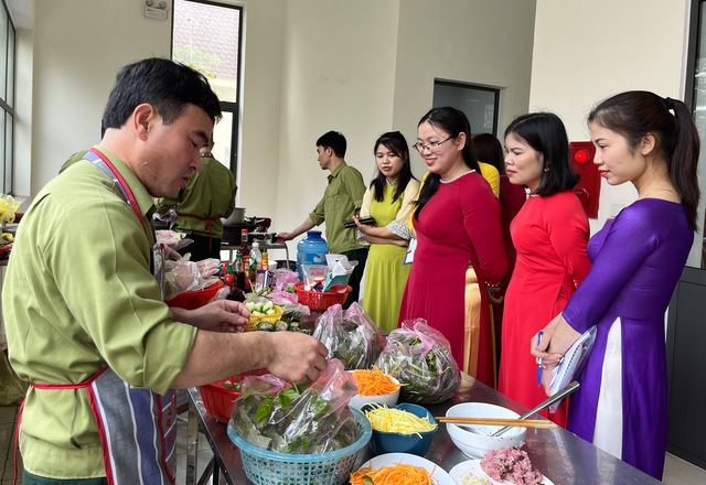 Độc đáo cuộc thi "bữa cơm quý ông", cánh mày râu vào bếp còn chị em đứng làm giám khảo - Ảnh 4. Độc đáo cuộc thi "bữa cơm quý ông", cánh mày râu vào bếp còn chị em đứng làm giám khảo - Ảnh 4.