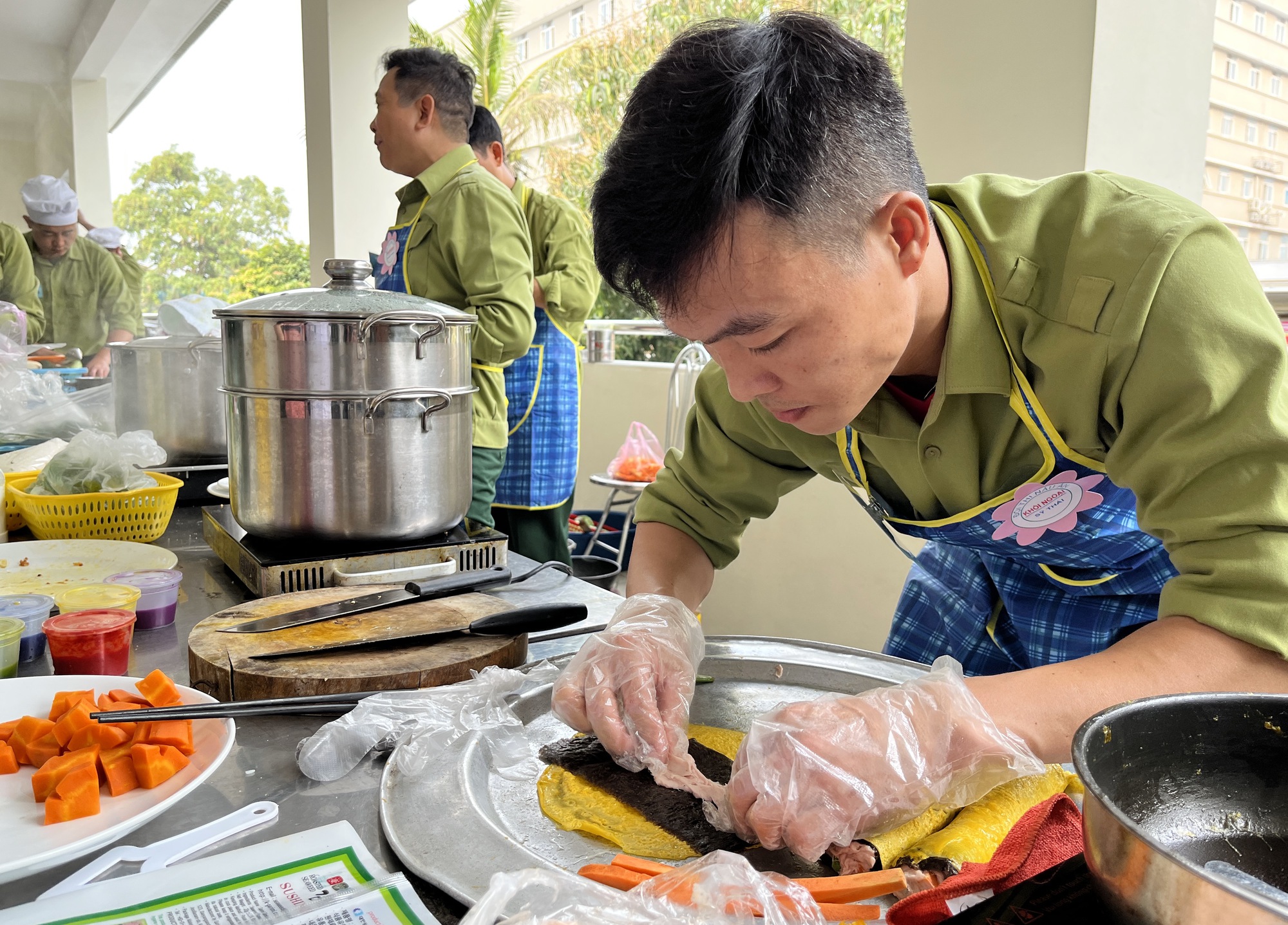 Độc đáo cuộc thi "bữa cơm quý ông", cánh mày râu vào bếp còn chị em đứng làm giám khảo - Ảnh 6. Độc đáo cuộc thi "bữa cơm quý ông", cánh mày râu vào bếp còn chị em đứng làm giám khảo - Ảnh 6.