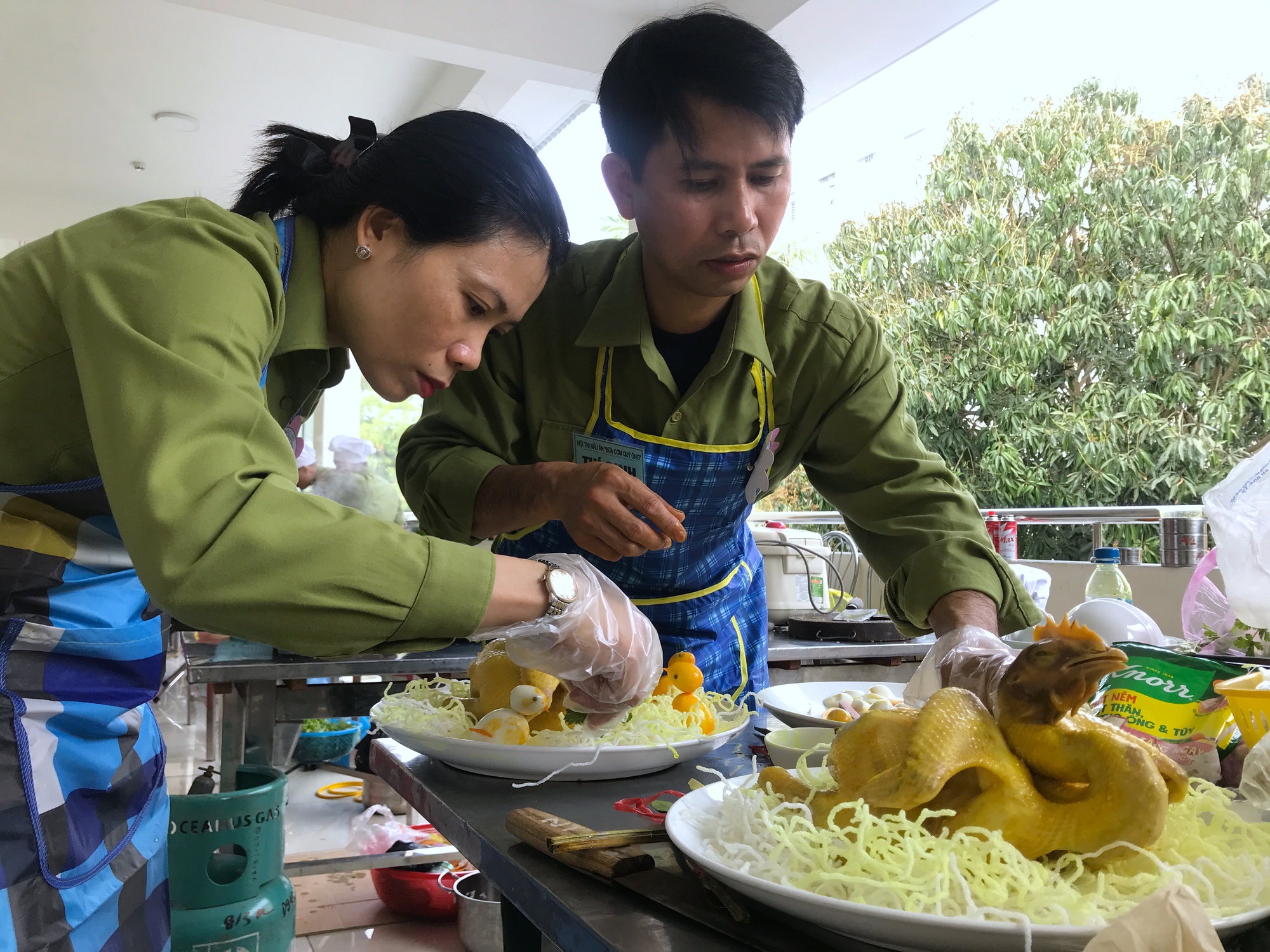 Độc đáo cuộc thi "bữa cơm quý ông", cánh mày râu vào bếp còn chị em đứng làm giám khảo - Ảnh 5. Độc đáo cuộc thi "bữa cơm quý ông", cánh mày râu vào bếp còn chị em đứng làm giám khảo - Ảnh 5.
