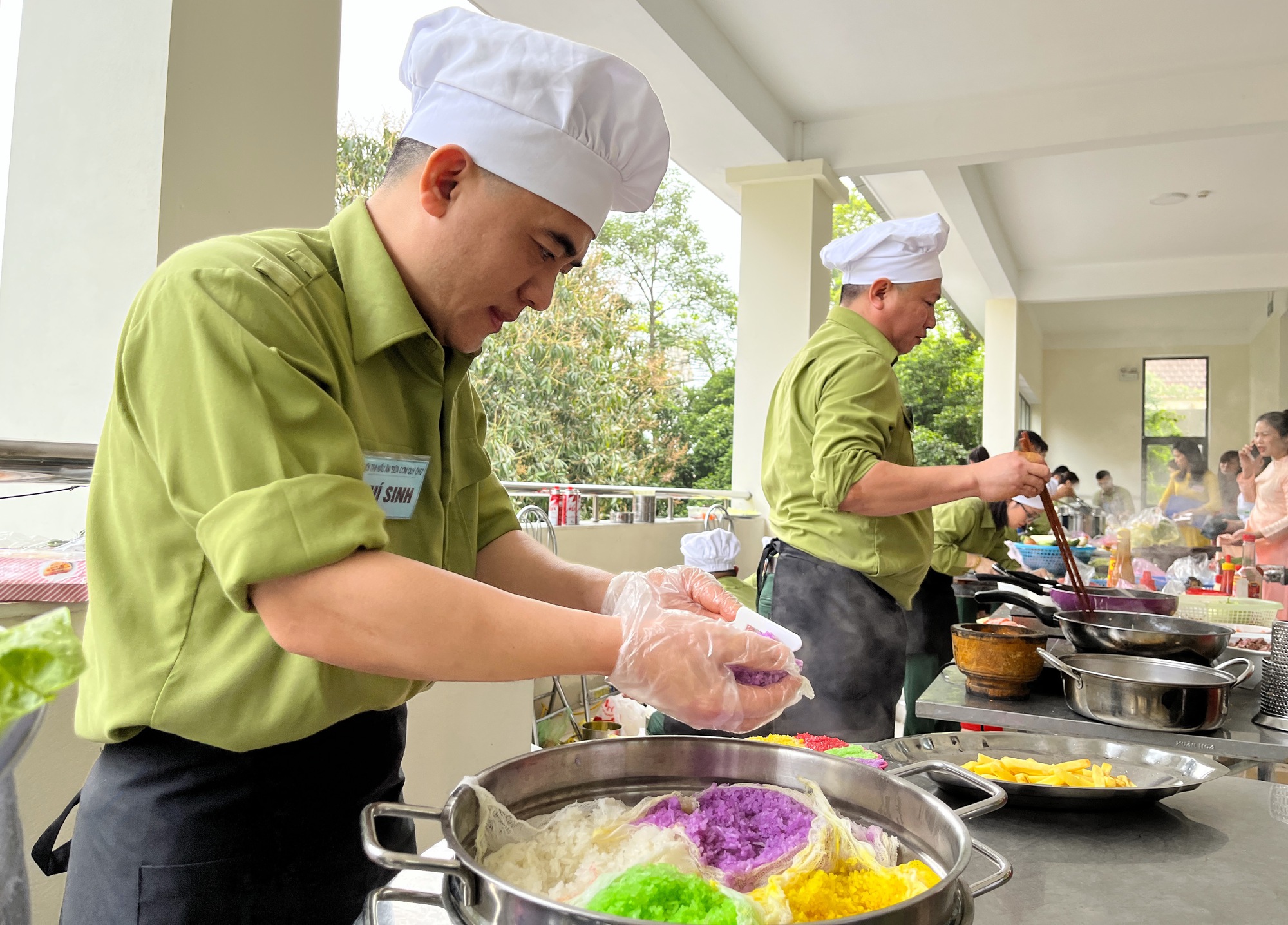 Độc đáo cuộc thi "bữa cơm quý ông", cánh mày râu vào bếp còn chị em đứng làm giám khảo - Ảnh 10. Độc đáo cuộc thi "bữa cơm quý ông", cánh mày râu vào bếp còn chị em đứng làm giám khảo - Ảnh 10.