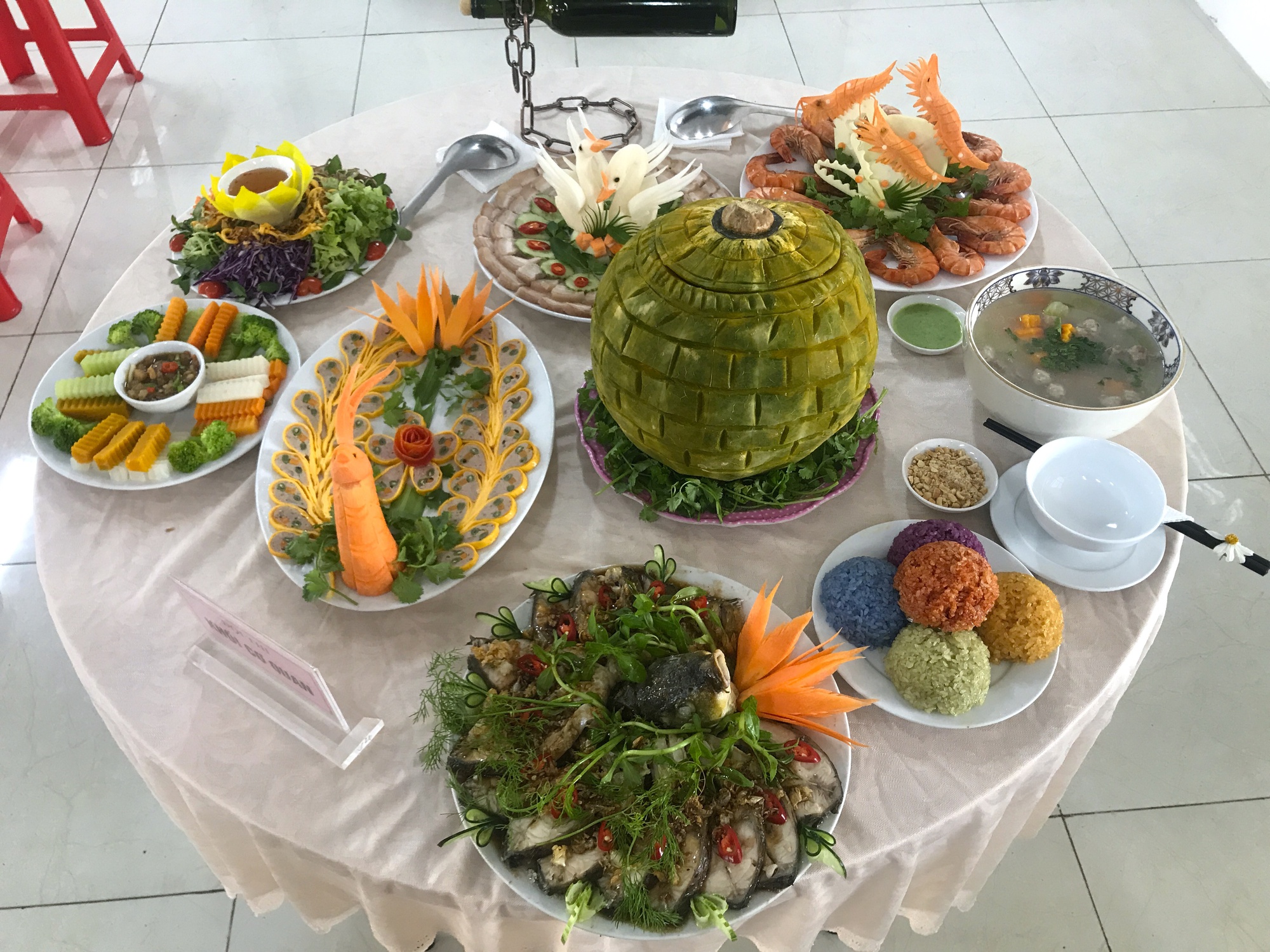 Độc đáo cuộc thi "bữa cơm quý ông", cánh mày râu vào bếp còn chị em đứng làm giám khảo - Ảnh 13. Độc đáo cuộc thi "bữa cơm quý ông", cánh mày râu vào bếp còn chị em đứng làm giám khảo - Ảnh 13.